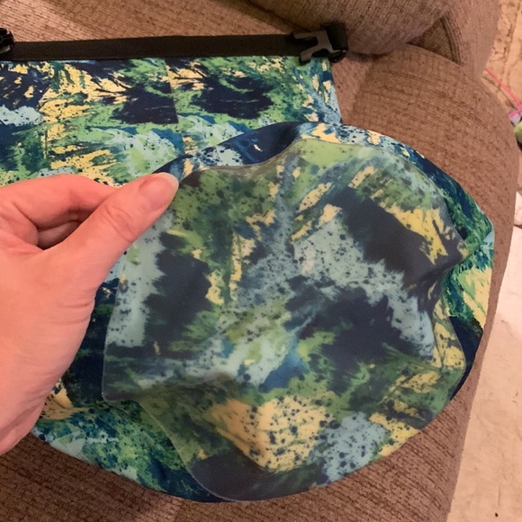 Camping/floating travel bag w Rubberized bottom 18” by 13” - Picture 4 of 7